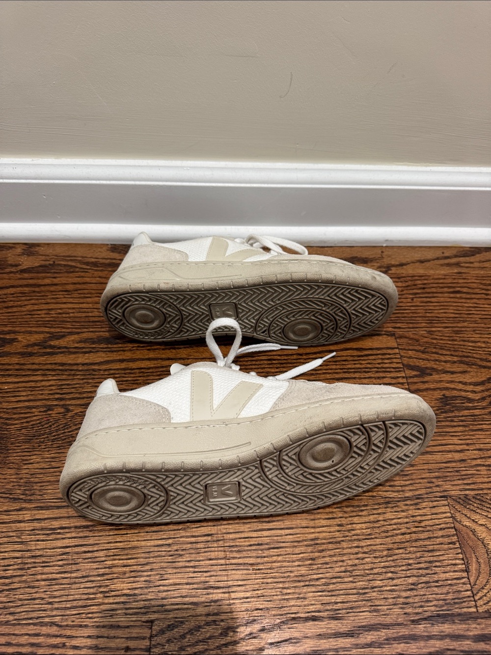 Veja White & Light Gray Casual Sneakers - 8.5 - Picture 3 of 6